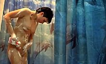 Duci sportos barna bombázó néz ki, ahogy szexel a zuhany alatt
