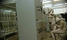 このビデオでは、美しい女性たちが裸でポーズをとる(思わず)。