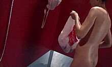 נערה רזה מציגה את גופה המפנק במקלחת ציבורית