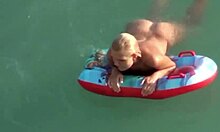 Boble rumpe blondine viser frem eiendelene sine i vannet