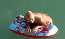 Blondinka z mehurčasto ritjo se pohvali s svojim premoženjem v vodi