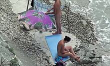 Μελαχρινή ερασιτέχνης σε αποχρώσεις είναι γυμνή σε μια παραλία