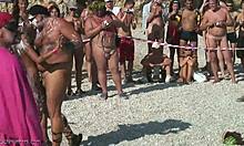 Giovane bruna che balla con la vernice: nudista XXX