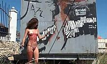 Live rapport fra en nudiststrand, med en naken hore