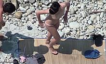 Тъмнокоса голичка показва тялото си на плажа