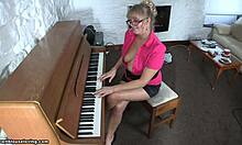 Zralá klavíristka a její amatérské pokusy o svádění