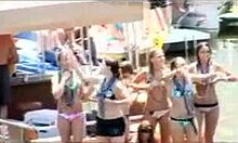 Gadis-gadis di atas kapal minum dan menari bersama