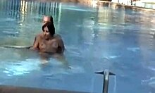 Coppia amatoriale gode della piscina in una giornata calda