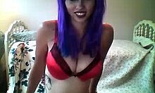 Pacar berambut ungu memamerkan payudaranya yang seksi