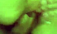 Vidéo éjaculatoire d'une salope ondulée avalant du sperme chaud