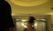 Video en el dormitorio de jóvenes putas follando con hombres maduros
