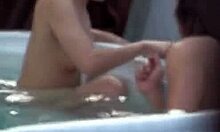 Linda garota japonesa faz amor com seu homem em um banho