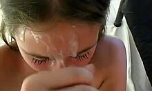 La ragazza adolescente sperimenta la sua prima volta con la crema sul viso
