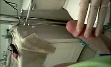 Gestohlenes Haus-Video zeigt blonde Teenagerin, die im Badezimmer fickt