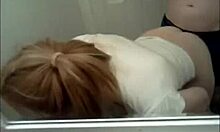 Ukradené domácí video ukazuje blondýnku, jak šuká v koupelně