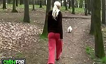 Blondina scundă caută sex adânc în pădure