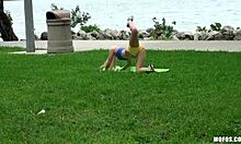 Блондинка-йога-девушка тренируется в общественном парке