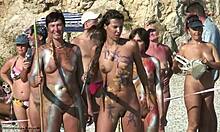 Olika nudistbrudar poserar med spjut och ser ut som LARPers