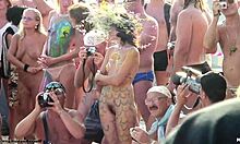 Две егзибиционистичке девојке стоје голе у боји свог тела
