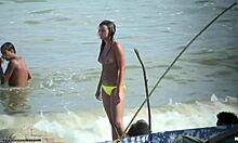 无肩炸弹在裸体海滩上展示她挺拔的乳房