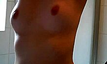 Close-up foto's van opmerkelijk uitziende borsten van een amateur