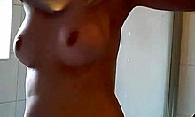 Närbilder på en amatörs anmärkningsvärda utseende bröst
