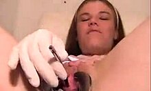 Hottie neascultătoare își arată pizda în acest videoclip de fetiș medical de aproape