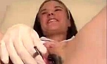 Niegrzeczna laseczka pokazuje swoją cipkę w zbliżeniu do filmu z fetyszem medycznym