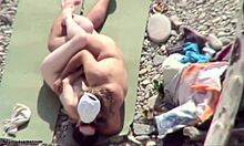 Utrolig voyeur-video optaget på en nudiststrand