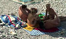 Bellezze arrapate che conversano su una spiaggia di nudisti