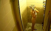 Piersiasta blondynka prezentuje swoje gorące ciało na kamerze