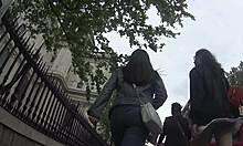 Τουρίστας χωρίς εσώρουχα περπατούν στην πόλη: πάνω φούστα XXX