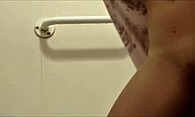 バストの大きなブロンドのアマチュアがシャワーを浴びて、カメラの前でセクシーな脚を見せつける