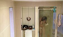 ברונטית מתקלחת מציגה את השדיים החיוורים והיפים שלה במצלמה