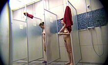Brusebad af tøser, der viser deres kroppe i bruseren