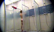 Duschande tjejer visar upp sina kroppar i duschen