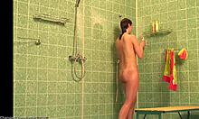 Wanita telanjang memberikan losion pada tubuh seksi dan horny-nya