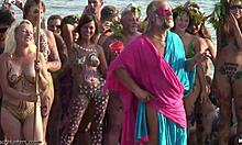 Шпијунска камера приказује згодне голе девојке на овој чудној нудистичкој прослави
