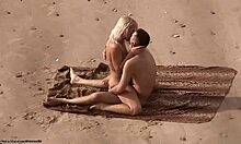 Couple amateur nudiste se faufile pour profiter du sexe par derrière sur une plage