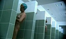 Sexig solbränd tjej visar upp sin nakna rumpa under duschen