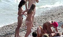 Kinky alaston tyttöystäviä puhuvat keskenään ja on tuhma rannalla