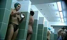 Sexy gebruinde meid pronkt met haar naakte kont onder de douche