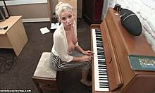 Busty blondiner får puppene slått av mens hun spiller piano på kamera