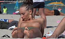 Namorada amadora bronzeada mostrando seus peitos em uma praia de nudismo em HD
