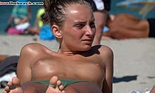 Загоряла аматьорска приятелка показва гърдите си на нудистки плаж в HD