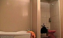 Bir bomba kadın, duşta rahatlar ve izlenir