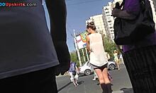 Дугонога жена у белом показује своје витке ноге на аутобуској станици