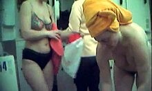 Varie ragazze seducenti mostrano i loro corpi sotto la doccia