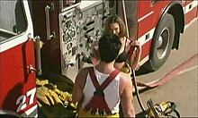 سوندرا هول تمتص رجل إطفاء قبل أن ينيكها