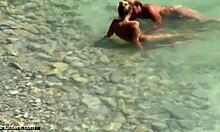 Страстна двойка се наслаждава на хардкор мисионерски секс на плажа